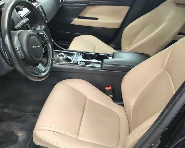 Черный Ягуар XE, объемом двигателя 2 л и пробегом 251 тыс. км за 9800 $, фото 4 на Automoto.ua