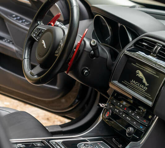 Чорний Ягуар XE, об'ємом двигуна 3 л та пробігом 81 тис. км за 23000 $, фото 26 на Automoto.ua