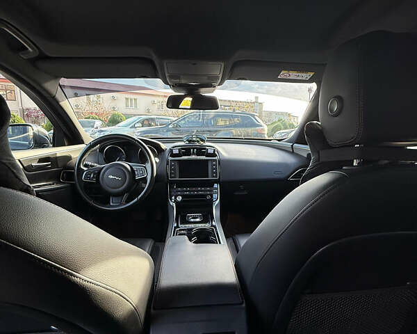 Черный Ягуар XE, объемом двигателя 2 л и пробегом 133 тыс. км за 18400 $, фото 6 на Automoto.ua