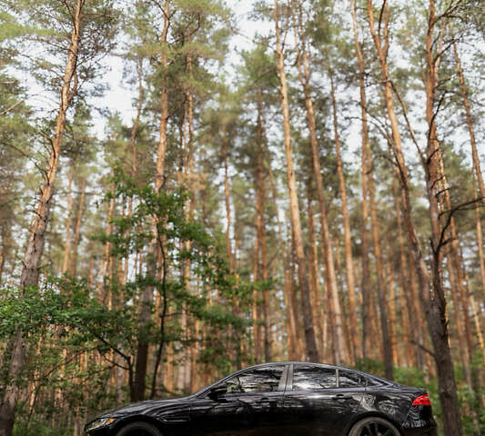 Чорний Ягуар XE, об'ємом двигуна 3 л та пробігом 81 тис. км за 23000 $, фото 5 на Automoto.ua