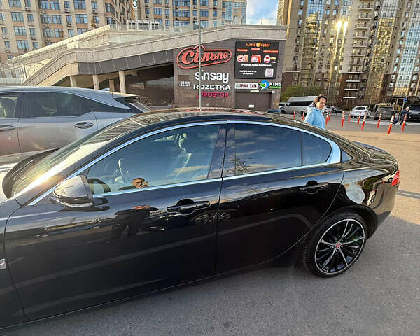 Черный Ягуар XE, объемом двигателя 2 л и пробегом 133 тыс. км за 18400 $, фото 3 на Automoto.ua