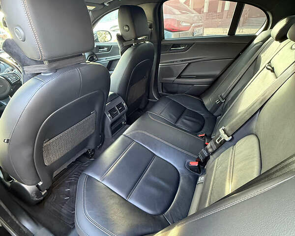 Черный Ягуар XE, объемом двигателя 2 л и пробегом 133 тыс. км за 18400 $, фото 18 на Automoto.ua