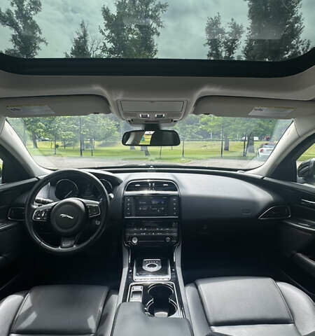 Черный Ягуар XE, объемом двигателя 2 л и пробегом 124 тыс. км за 13900 $, фото 9 на Automoto.ua