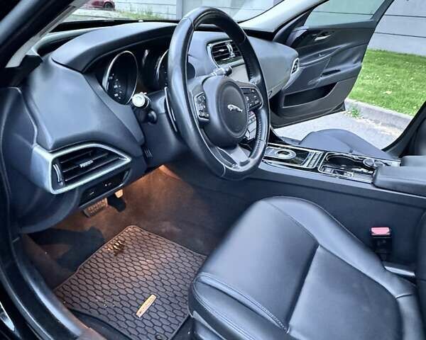 Черный Ягуар XE, объемом двигателя 2 л и пробегом 100 тыс. км за 15500 $, фото 12 на Automoto.ua