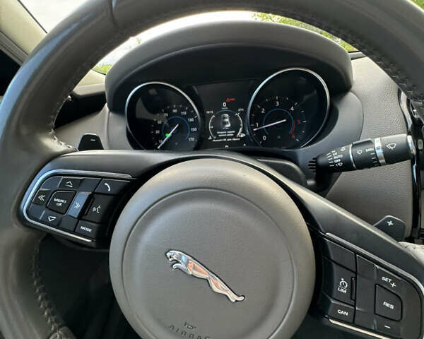 Черный Ягуар XE, объемом двигателя 2 л и пробегом 203 тыс. км за 16500 $, фото 10 на Automoto.ua