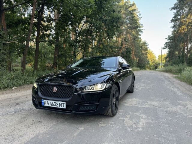 Черный Ягуар XE, объемом двигателя 2 л и пробегом 120 тыс. км за 12000 $, фото 1 на Automoto.ua