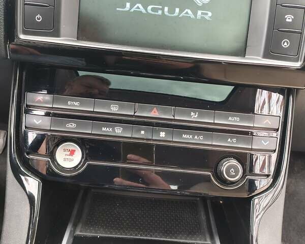 Черный Ягуар XE, объемом двигателя 2 л и пробегом 251 тыс. км за 9800 $, фото 14 на Automoto.ua