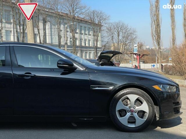 Черный Ягуар XE, объемом двигателя 2 л и пробегом 196 тыс. км за 15890 $, фото 3 на Automoto.ua