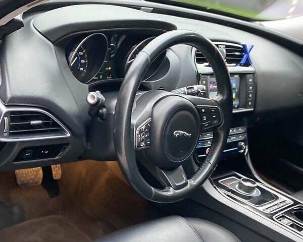 Черный Ягуар XE, объемом двигателя 2 л и пробегом 113 тыс. км за 11999 $, фото 19 на Automoto.ua