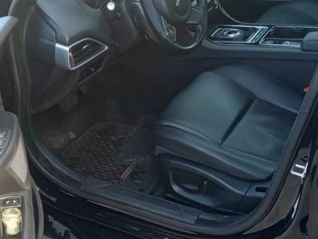 Черный Ягуар XE, объемом двигателя 2 л и пробегом 130 тыс. км за 15000 $, фото 3 на Automoto.ua