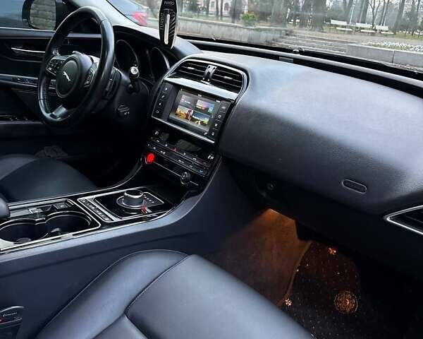 Черный Ягуар XE, объемом двигателя 2 л и пробегом 134 тыс. км за 14900 $, фото 25 на Automoto.ua