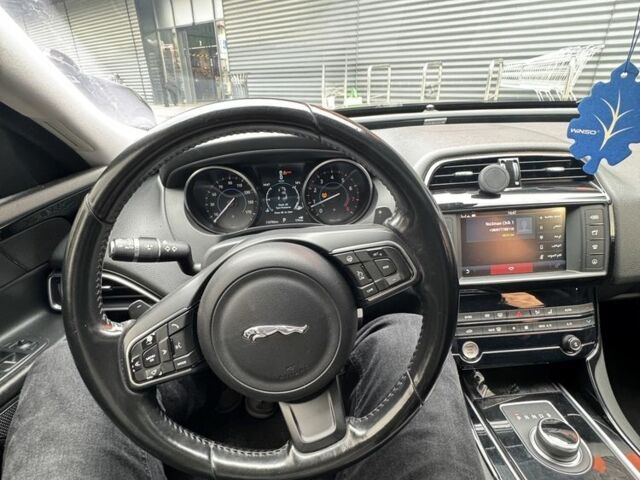 Чорний Ягуар XE, об'ємом двигуна 2 л та пробігом 113 тис. км за 12700 $, фото 4 на Automoto.ua