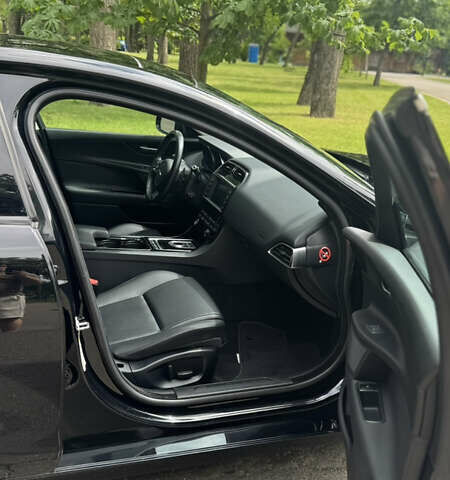 Черный Ягуар XE, объемом двигателя 2 л и пробегом 124 тыс. км за 13900 $, фото 12 на Automoto.ua