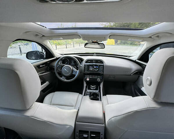 Черный Ягуар XE, объемом двигателя 2 л и пробегом 203 тыс. км за 16500 $, фото 8 на Automoto.ua