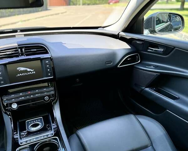 Черный Ягуар XE, объемом двигателя 2 л и пробегом 100 тыс. км за 15500 $, фото 18 на Automoto.ua