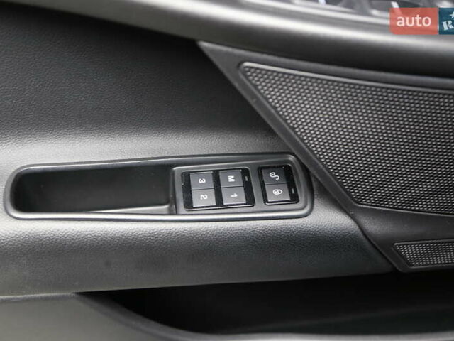 Чорний Ягуар XE, об'ємом двигуна 2 л та пробігом 104 тис. км за 15500 $, фото 27 на Automoto.ua