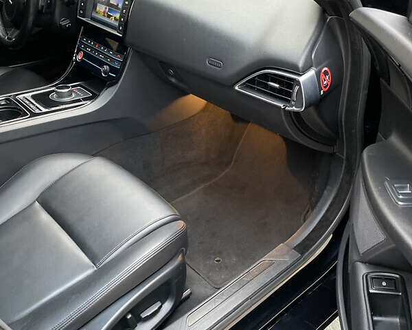 Черный Ягуар XE, объемом двигателя 2 л и пробегом 113 тыс. км за 11999 $, фото 20 на Automoto.ua