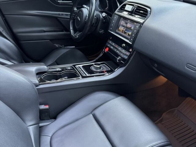 Черный Ягуар XE, объемом двигателя 2 л и пробегом 120 тыс. км за 12000 $, фото 16 на Automoto.ua