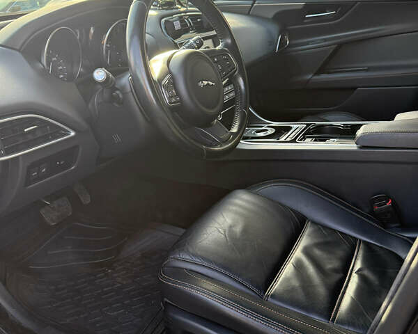 Черный Ягуар XE, объемом двигателя 2 л и пробегом 133 тыс. км за 18400 $, фото 5 на Automoto.ua