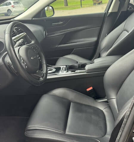 Черный Ягуар XE, объемом двигателя 2 л и пробегом 124 тыс. км за 13900 $, фото 6 на Automoto.ua