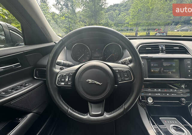 Черный Ягуар XE, объемом двигателя 2 л и пробегом 124 тыс. км за 13900 $, фото 7 на Automoto.ua