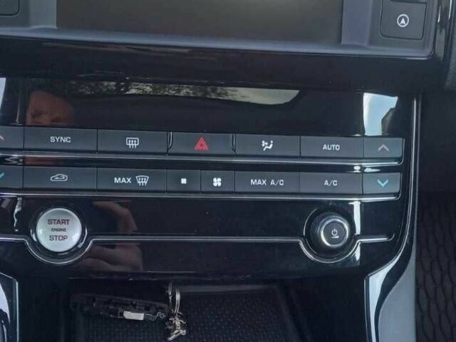 Черный Ягуар XE, объемом двигателя 2 л и пробегом 130 тыс. км за 15000 $, фото 8 на Automoto.ua