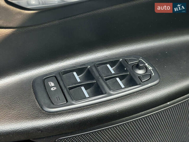 Чорний Ягуар XE, об'ємом двигуна 3 л та пробігом 73 тис. км за 14990 $, фото 11 на Automoto.ua