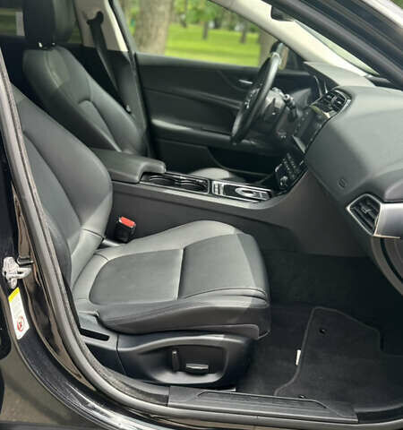 Черный Ягуар XE, объемом двигателя 2 л и пробегом 124 тыс. км за 13900 $, фото 13 на Automoto.ua