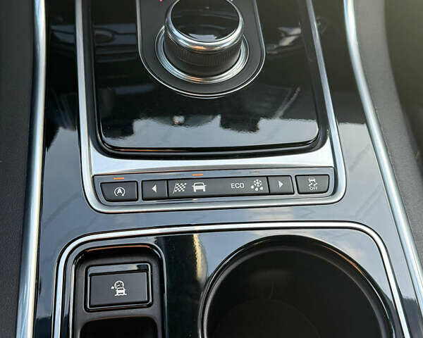 Черный Ягуар XE, объемом двигателя 2 л и пробегом 133 тыс. км за 18400 $, фото 19 на Automoto.ua