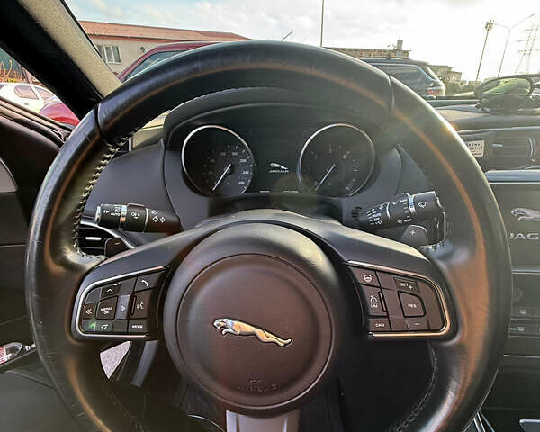 Черный Ягуар XE, объемом двигателя 2 л и пробегом 133 тыс. км за 18400 $, фото 16 на Automoto.ua