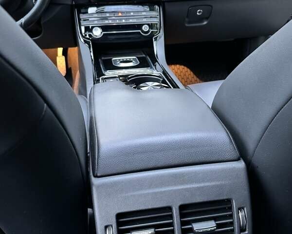 Черный Ягуар XE, объемом двигателя 2 л и пробегом 100 тыс. км за 15500 $, фото 21 на Automoto.ua