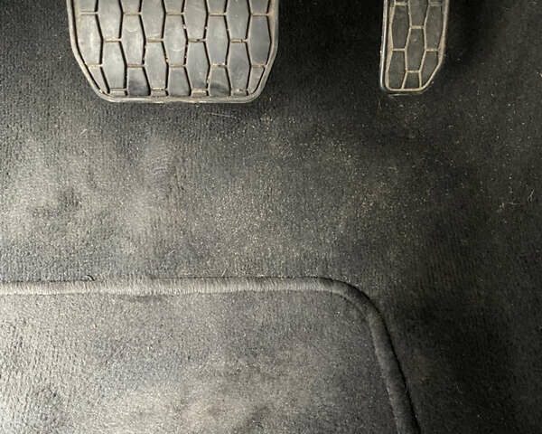 Черный Ягуар XE, объемом двигателя 2 л и пробегом 141 тыс. км за 14800 $, фото 19 на Automoto.ua