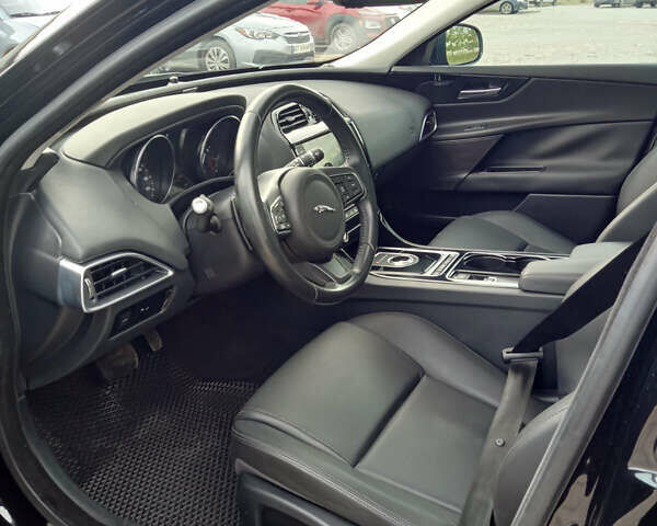 Черный Ягуар XE, объемом двигателя 2 л и пробегом 15 тыс. км за 17300 $, фото 9 на Automoto.ua