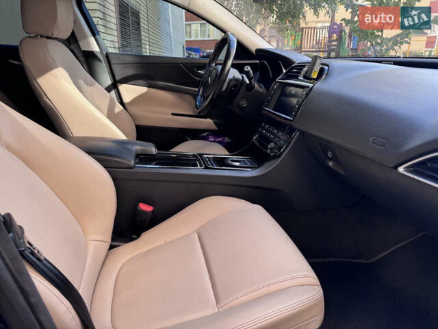 Черный Ягуар XE, объемом двигателя 2 л и пробегом 117 тыс. км за 13600 $, фото 1 на Automoto.ua