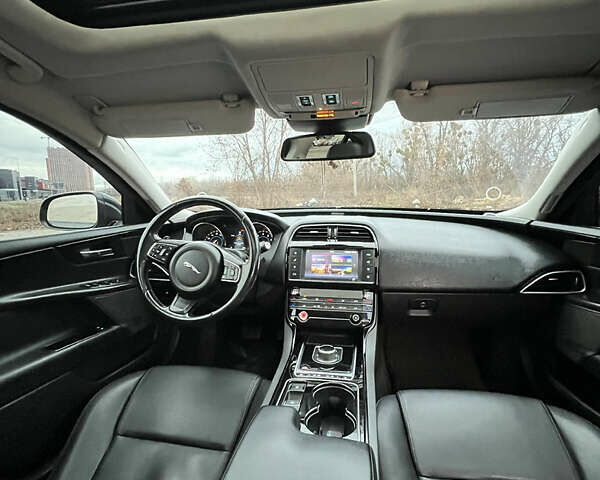 Чорний Ягуар XE, об'ємом двигуна 2 л та пробігом 164 тис. км за 10900 $, фото 1 на Automoto.ua