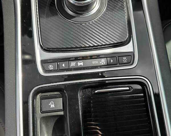 Черный Ягуар XE, объемом двигателя 2 л и пробегом 56 тыс. км за 18500 $, фото 34 на Automoto.ua