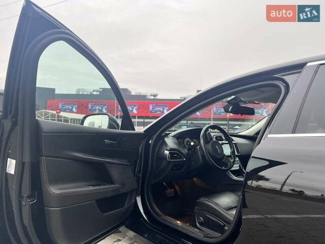 Черный Ягуар XE, объемом двигателя 2 л и пробегом 71 тыс. км за 18200 $, фото 15 на Automoto.ua
