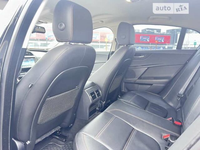 Черный Ягуар XE, объемом двигателя 2 л и пробегом 71 тыс. км за 18200 $, фото 16 на Automoto.ua