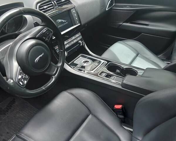 Черный Ягуар XE, объемом двигателя 2 л и пробегом 125 тыс. км за 18000 $, фото 4 на Automoto.ua