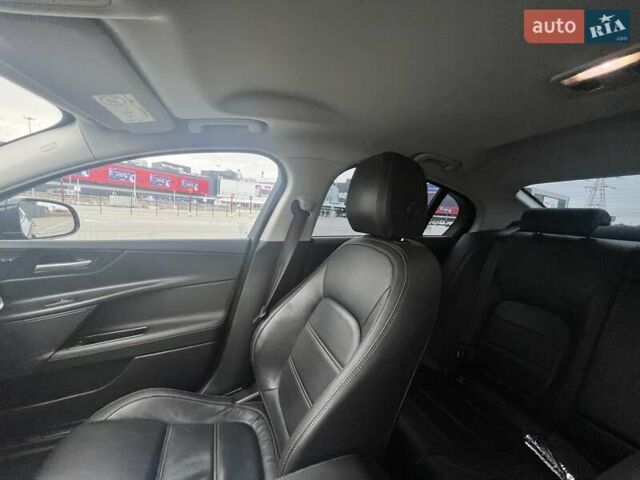 Черный Ягуар XE, объемом двигателя 2 л и пробегом 71 тыс. км за 18200 $, фото 24 на Automoto.ua