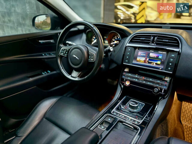 Черный Ягуар XE, объемом двигателя 2 л и пробегом 139 тыс. км за 14000 $, фото 19 на Automoto.ua