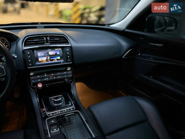 Черный Ягуар XE, объемом двигателя 2 л и пробегом 139 тыс. км за 14000 $, фото 21 на Automoto.ua