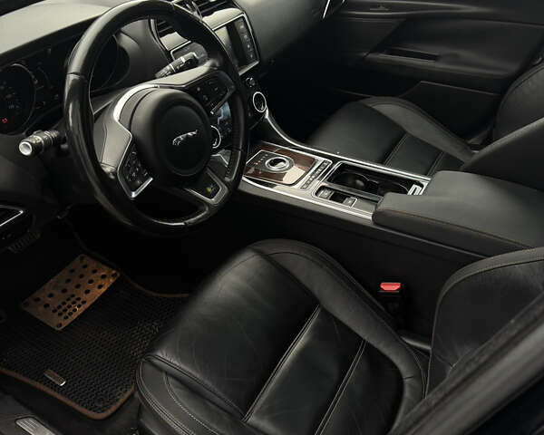 Черный Ягуар XE, объемом двигателя 2 л и пробегом 88 тыс. км за 18001 $, фото 13 на Automoto.ua