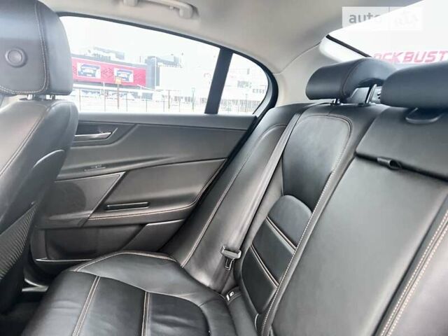 Черный Ягуар XE, объемом двигателя 2 л и пробегом 71 тыс. км за 18200 $, фото 17 на Automoto.ua