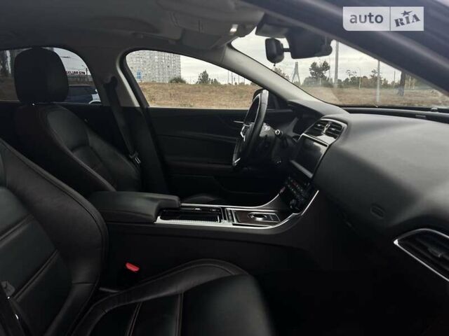 Черный Ягуар XE, объемом двигателя 2 л и пробегом 71 тыс. км за 18200 $, фото 26 на Automoto.ua