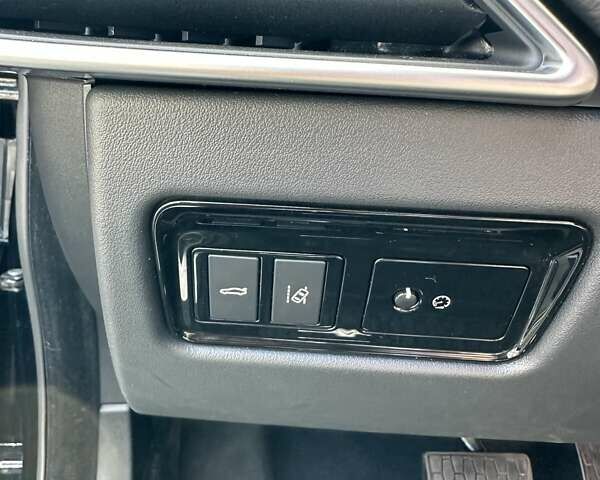 Черный Ягуар XE, объемом двигателя 2 л и пробегом 56 тыс. км за 18500 $, фото 29 на Automoto.ua