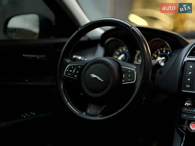 Черный Ягуар XE, объемом двигателя 2 л и пробегом 139 тыс. км за 14000 $, фото 22 на Automoto.ua