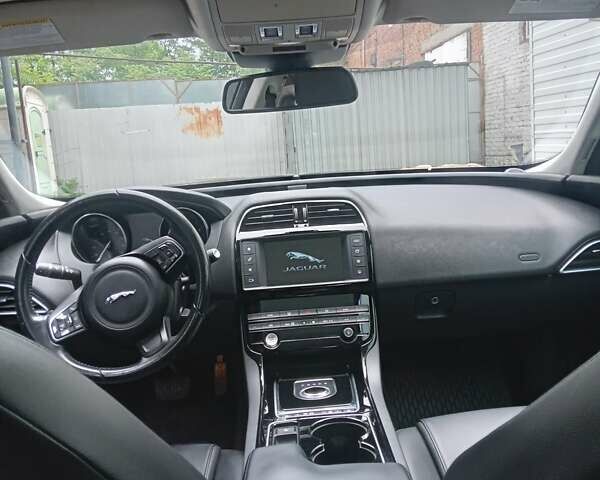 Черный Ягуар XE, объемом двигателя 2 л и пробегом 125 тыс. км за 18000 $, фото 9 на Automoto.ua