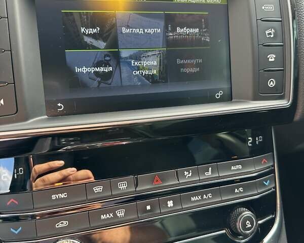 Черный Ягуар XE, объемом двигателя 2 л и пробегом 56 тыс. км за 18500 $, фото 32 на Automoto.ua