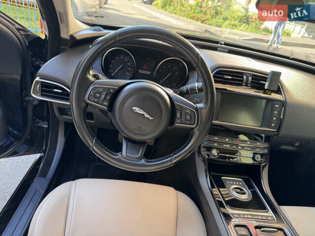 Черный Ягуар XE, объемом двигателя 2 л и пробегом 117 тыс. км за 13600 $, фото 5 на Automoto.ua